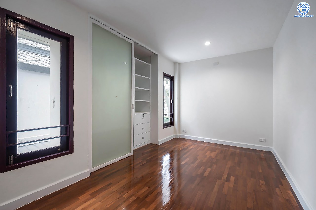 บ้านมือสองตกแต่งใหม่ โครงการ โนเบิล วานา วัชรพล ดีไซน์สุดโดดเด่น เนื้อที่ 101 ตร.ว. ฟังก์ชันจัดเต็ม 3 ห้องนอน 4 ห้องน้ำ 1 ห้องแม่บ้าน จอดรถได้ 2 คัน บนทำเลเดินทางสะดวก ใกล้เซ็นทรัลรามอินทรา, จุดขึ้นทางด่วน "สุขาภิบาล5-1" และรถไฟฟ้าสายสีชมพู "สถานีวัชรพล"